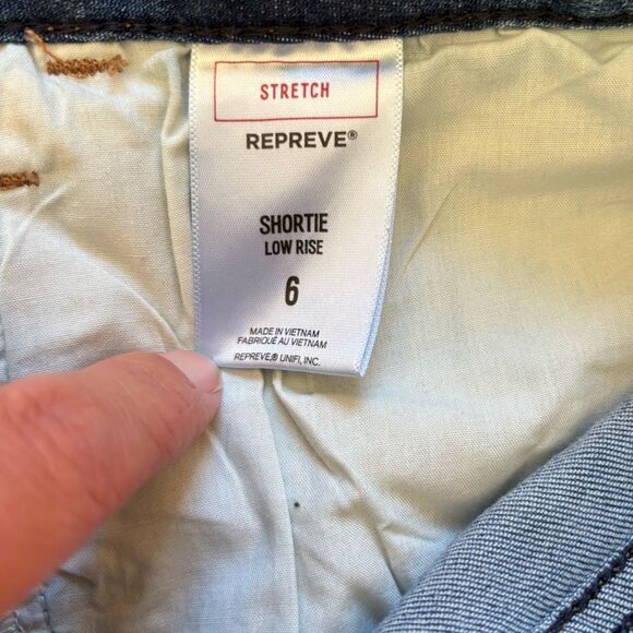 Express Low Rise Shortie Shorts Stretch Repreve Distressed Womens Size 6 - Picture 4 of 8